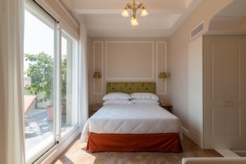 Junior Suite, 1 Queen Bed, Kitchenette (with Single Sofabed)