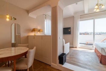 Junior Suite, 1 Queen Bed, Kitchenette (with Single Sofabed)