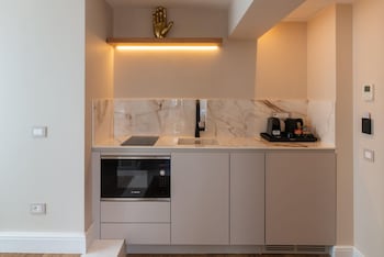 Junior Suite, 1 Queen Bed, Kitchenette (with Single Sofabed)
