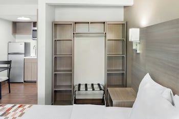Suite, 1 Double Bed, Non Smoking, Kitchen