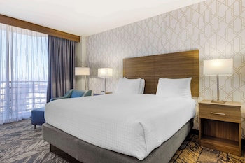 Standard Room, 1 King Bed, Balcony, Bay View