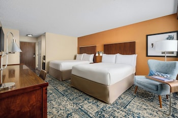 Room, 2 Queen Beds, Pool View