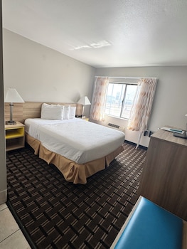 Room, 1 King Bed, Non Smoking (No Elevator)