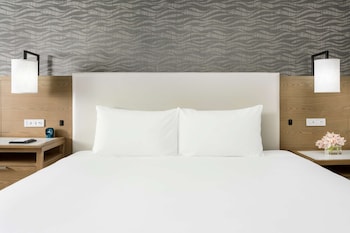 Room, 1 King Bed, Balcony
