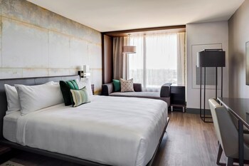 Room, 1 King Bed (Corner)