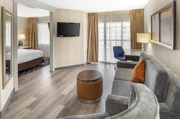 Suite, 1 King Bed, Non Smoking, Balcony (with Sofabed)