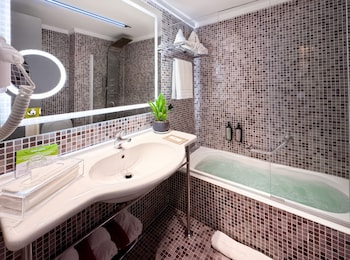 Deluxe Suite with Corner Balcony and Panoramic Acropolis View