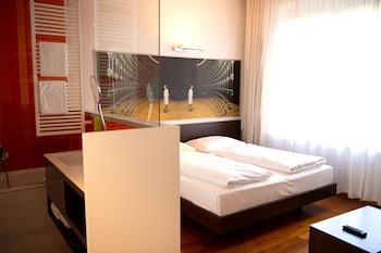 Studio Suite, 1 King Bed, Bathtub, Park View
