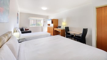 Deluxe Room, Multiple Beds, Non Smoking