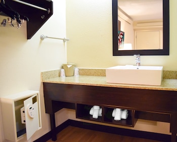 Standard Room, 1 King Bed (Smoke Free)