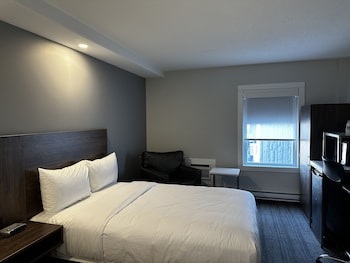 Basic Room, 1 Queen Bed, Accessible, Non Smoking (Mobility)