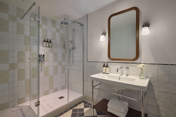 Suite, 1 King Bed, Courtyard View