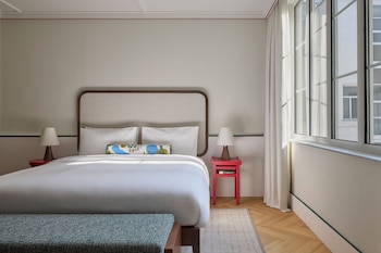 Suite, 1 King Bed, Courtyard View