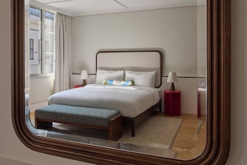 Suite, 1 King Bed, Courtyard View