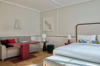 Suite, 1 King Bed, Courtyard View