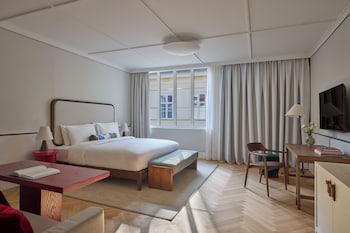 Suite, 1 King Bed, Courtyard View