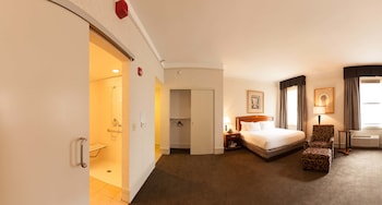 King Deluxe ADA room with roll in shower