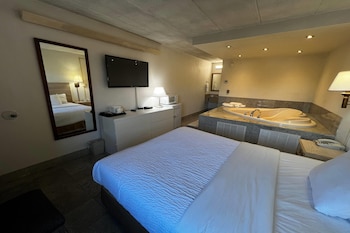 Studio Suite, 1 Queen Bed, Smoking