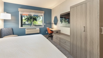 Standard Room, 1 Queen Bed, Accessible (Communications)