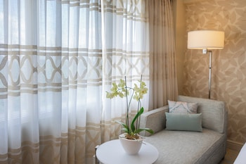 Classic Room, 1 King Bed, Pool View