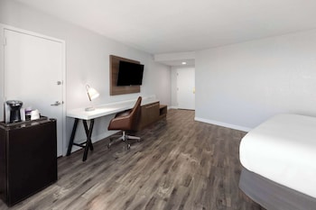 Room, 1 King Bed, Accessible, Non Smoking (Mobillity Access, Roll-In Shower)