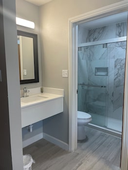 Deluxe Room, 1 Queen Bed