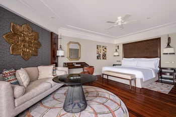 Classic Room, 1 King Bed, Balcony, Garden View
