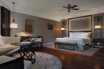 Premium Room, 1 King Bed, Club Lounge Access, Garden View (Balcony)