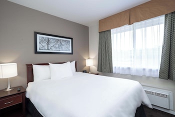 2 Bedroom Suite, 1 King, 1 Queen, Sofa Bed, Kitchen