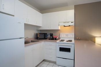 Studio, 1 King Bed, Kitchen