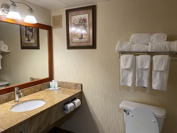 2 Queen Beds, Nonsmoking, Partial Lake View