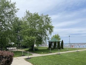 2 Queen Beds, Nonsmoking, Partial Lake View