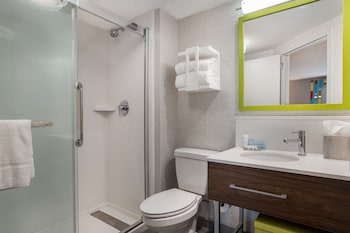 Room, 1 King Bed, Non Smoking, Refrigerator & Microwave
