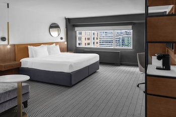 Deluxe Room, 1 King Bed, City View (Hearing Accessible)