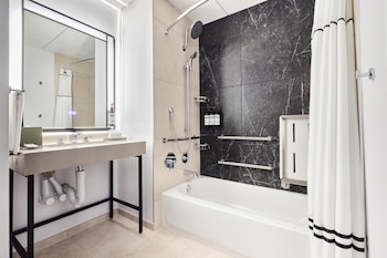 Accessible 2 Double Beds (Bathtub)