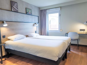 Standard room (2 single beds and a child's bed)