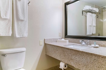 Standard Room, 1 Queen Bed, Non Smoking, Refrigerator & Microwave