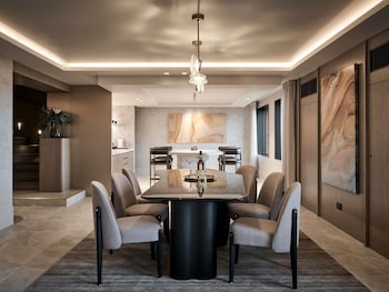 Executive Villa, 1 King Bed, Club Lounge Access (William Clarke Sky)