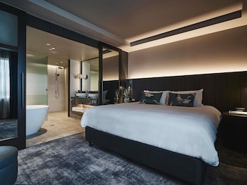 Deluxe Suite, 1 King Bed, Club Lounge Access