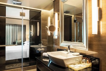 Deluxe Room, 1 King Bed, City View