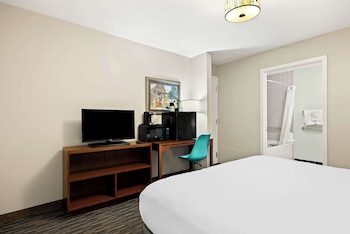 Standard Room, 1 King Bed, Non Smoking, Jetted Tub
