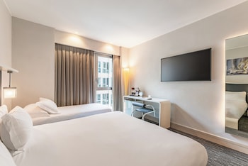 Comfort Room, Multiple Beds, Smoking