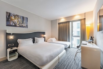 Comfort Room, Multiple Beds, Smoking
