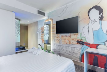 Comfort Room, Multiple Beds, Smoking