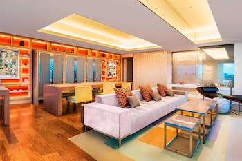 Prince Gallery Suite with Club Lounge Access