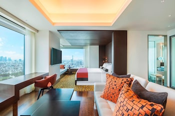 Grand Deluxe Corner King with Club Lounge Access