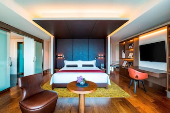 Grand Deluxe Premier King with Club Lounge Access