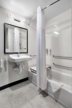 Room, Accessible, Bathtub (Mobility & Hearing)