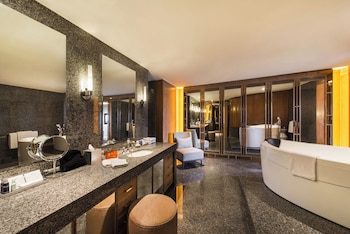 Panoramic Suite, Marina Bay View, Lounge Access, High Floor