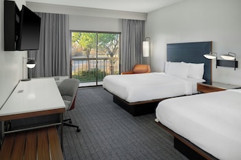 Room, 2 Queen Beds, Accessible Bathtub